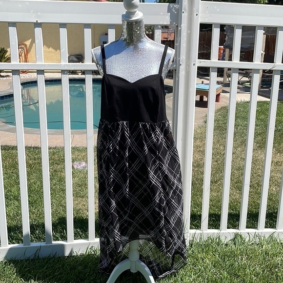 Torrid black and white high low dress NWT - Picture 2 of 12